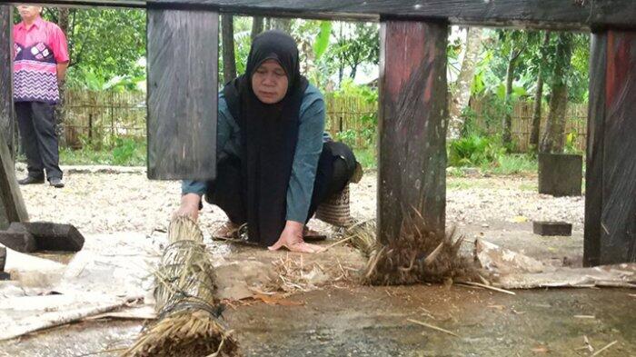 Kisah Acil, Perempuan Paruh Baya yang Dongkrak Perekonomian di Kampung Purun