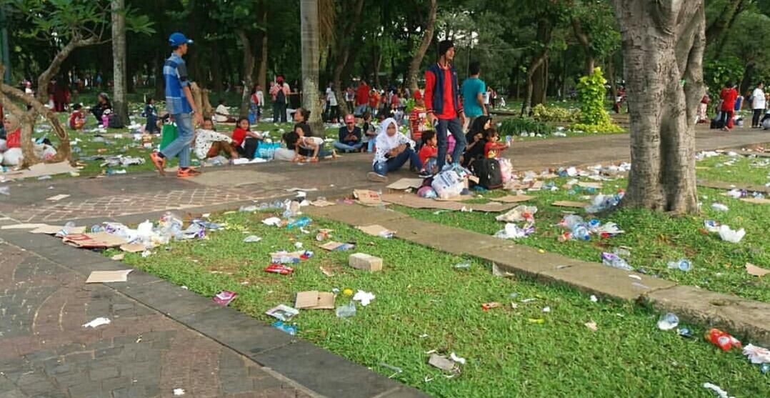 Adakan Pesta Rakyat, Monumen Nasional Dipenuh Sampah