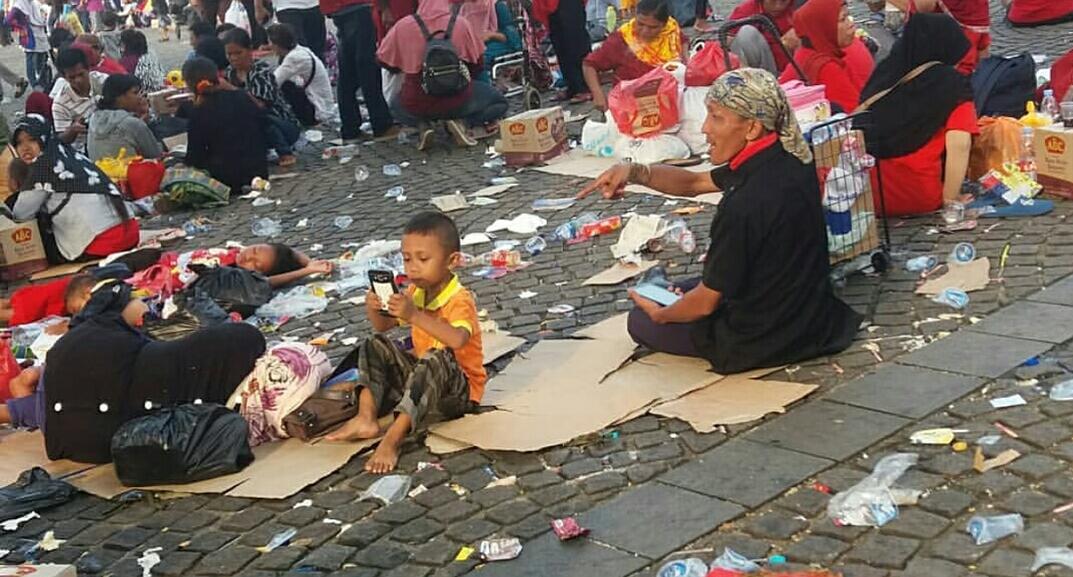 Adakan Pesta Rakyat, Monumen Nasional Dipenuh Sampah