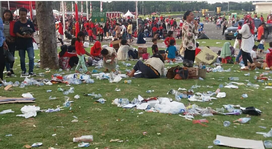 Adakan Pesta Rakyat, Monumen Nasional Dipenuh Sampah