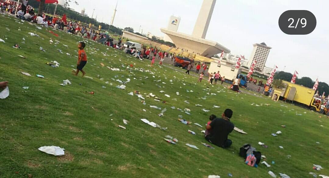 Adakan Pesta Rakyat, Monumen Nasional Dipenuh Sampah
