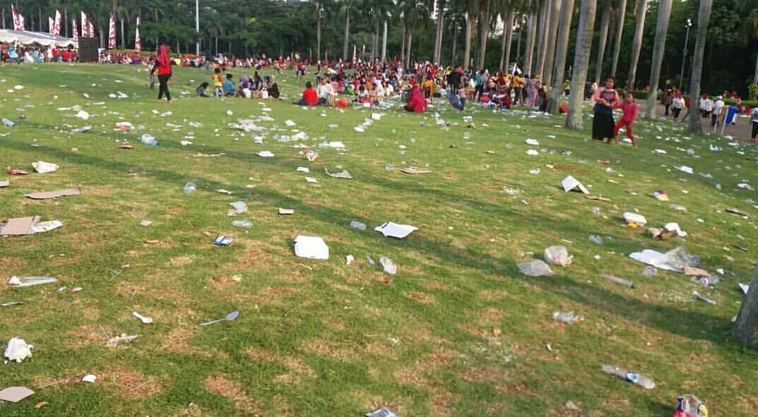 Adakan Pesta Rakyat, Monumen Nasional Dipenuh Sampah