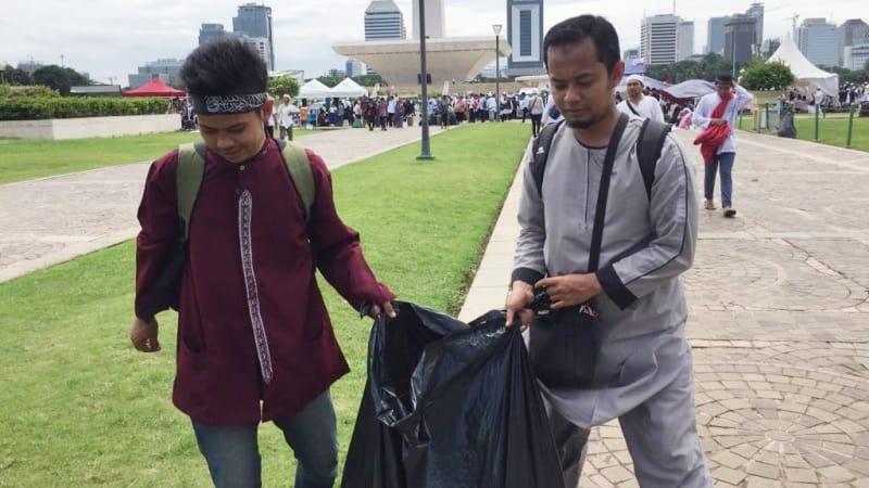 Adakan Pesta Rakyat, Monumen Nasional Dipenuh Sampah
