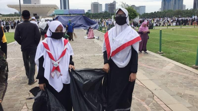 Adakan Pesta Rakyat, Monumen Nasional Dipenuh Sampah