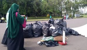 Adakan Pesta Rakyat, Monumen Nasional Dipenuh Sampah