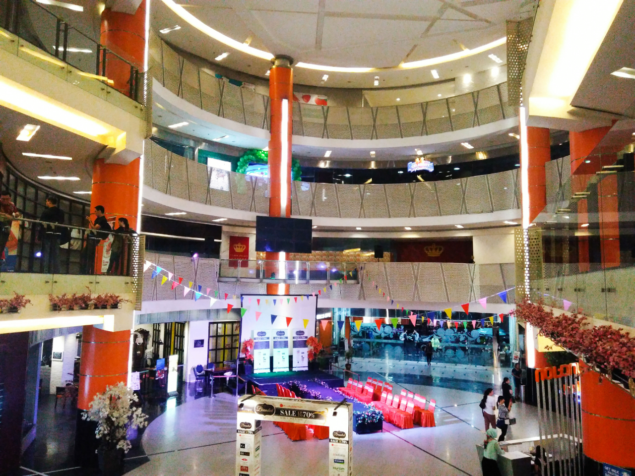 PLAZA SENAYAN - PressReader