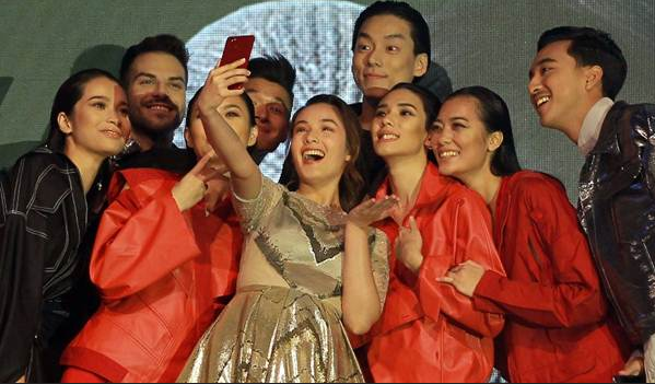 Cantik dan Elegannya Chelsea Islan di Peluncuran OPPO F7