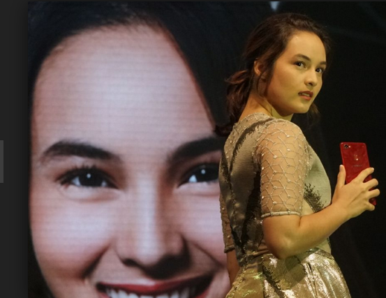 Cantik dan Elegannya Chelsea Islan di Peluncuran OPPO F7