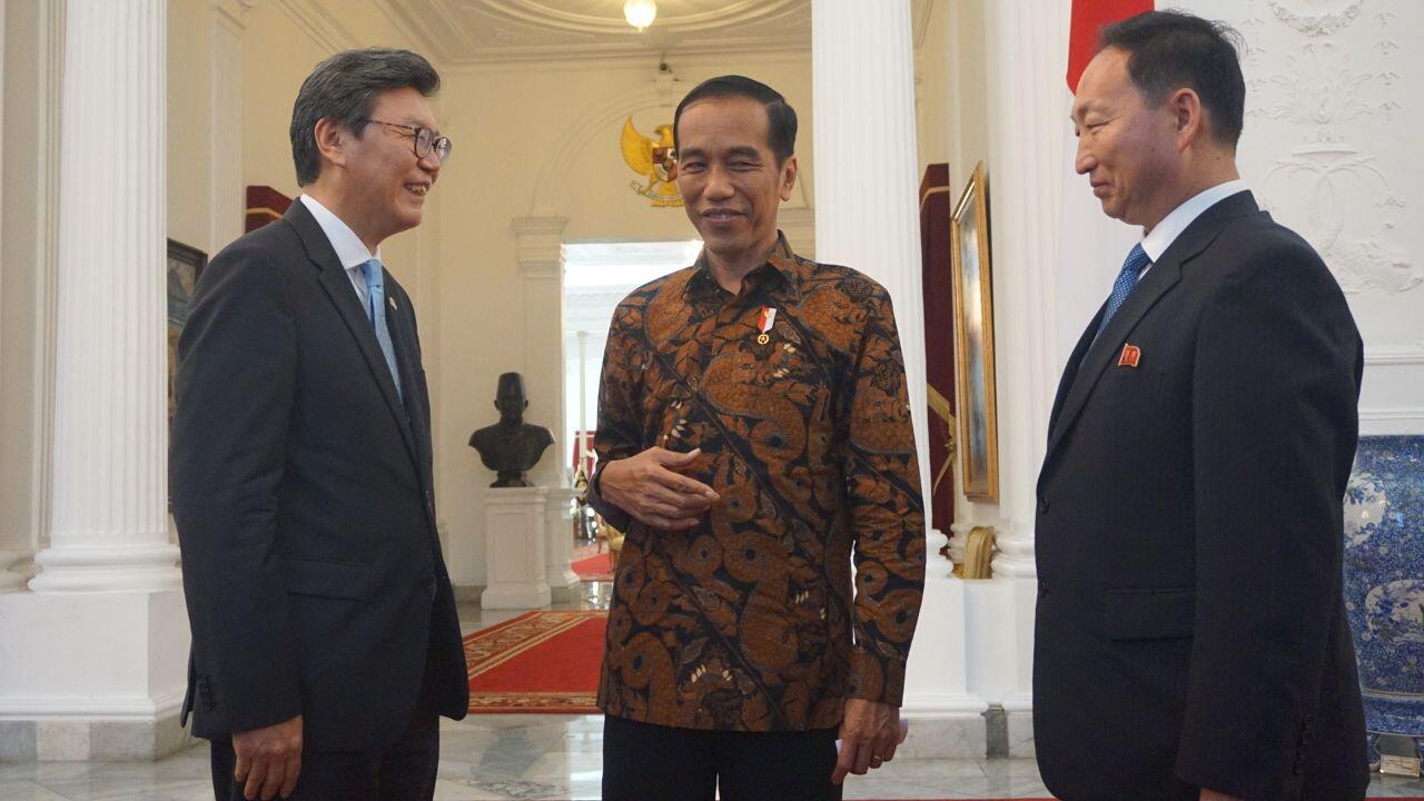 Jokowi Tawarkan Kim Jong-un dan Donald Trump Bertemu di Indonesia