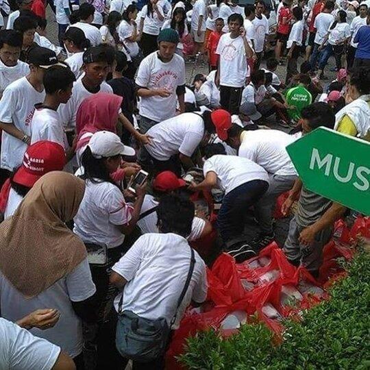 Banyak Peserta Kecewa Acara Pembagian Sembako Gratis Tdak Tahunya Dijadikan pengemis 