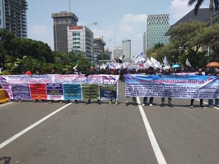 Massa Buruh Bergerak ke Istana