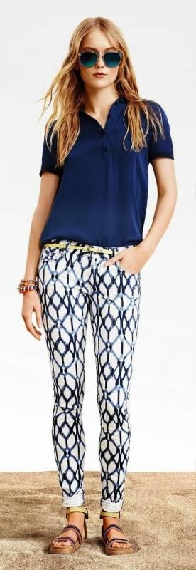 15 Inspirasi Gaya dengan Pattern Pants Ini Buatmu Jadi Modis Seketika. Cakep Bener!