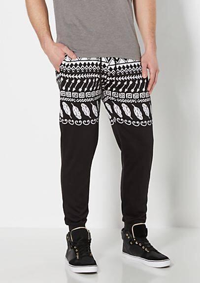 15 Inspirasi Gaya dengan Pattern Pants Ini Buatmu Jadi Modis Seketika. Cakep Bener!