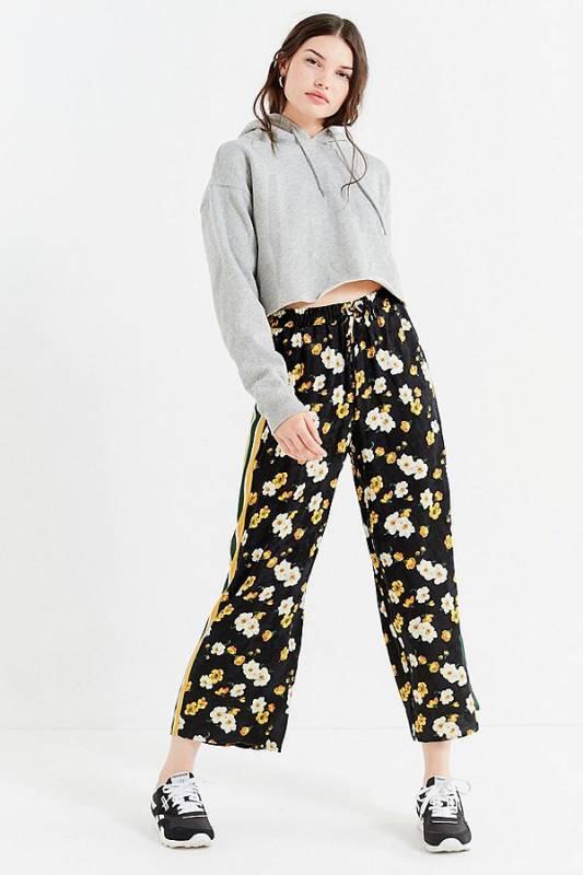 15 Inspirasi Gaya dengan Pattern Pants Ini Buatmu Jadi Modis Seketika. Cakep Bener!