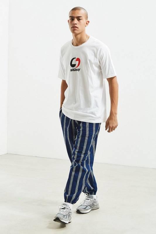 15 Inspirasi Gaya dengan Pattern Pants Ini Buatmu Jadi Modis Seketika. Cakep Bener!
