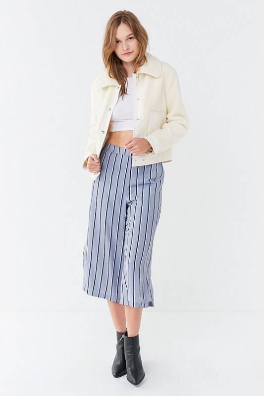 15 Inspirasi Gaya dengan Pattern Pants Ini Buatmu Jadi Modis Seketika. Cakep Bener!