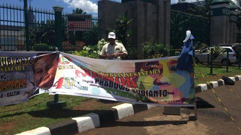 Aksi Pegawai Kiani Kertas  di Depan DPR Menuntut Prabowo 