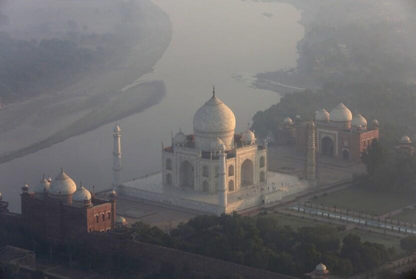 SUDAH BERUBAH WARNA, MULAI LUNTURKAH KECANTIKAN TAJ MAHAL ?