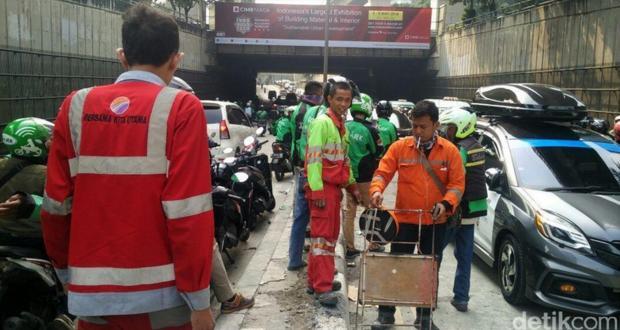 Marah, Ojol Bongkar Perbaikan Jalan di Casablanca yang Bikin Macet