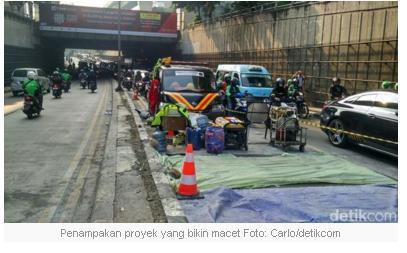 Marah, Ojol Bongkar Perbaikan Jalan di Casablanca yang Bikin Macet