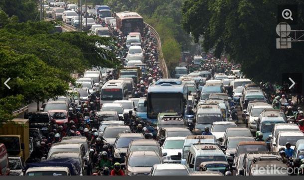 Marah, Ojol Bongkar Perbaikan Jalan di Casablanca yang Bikin Macet