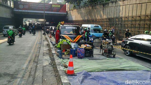 Marah, Ojol Bongkar Perbaikan Jalan di Casablanca yang Bikin Macet
