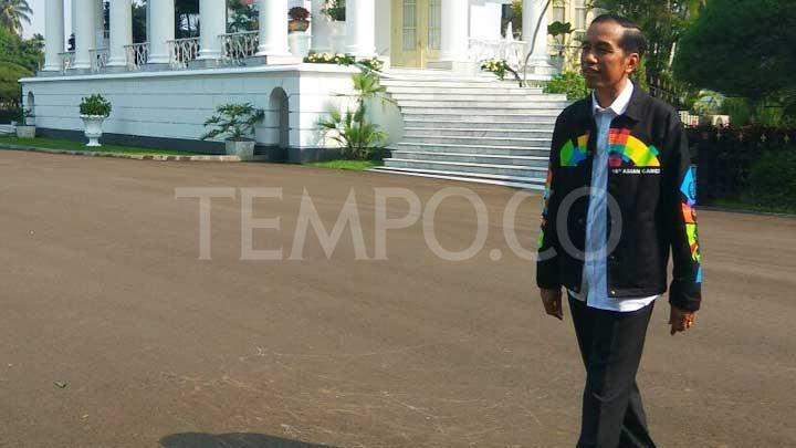 Jokowi Pamer Jaket Asian Games Miliknya