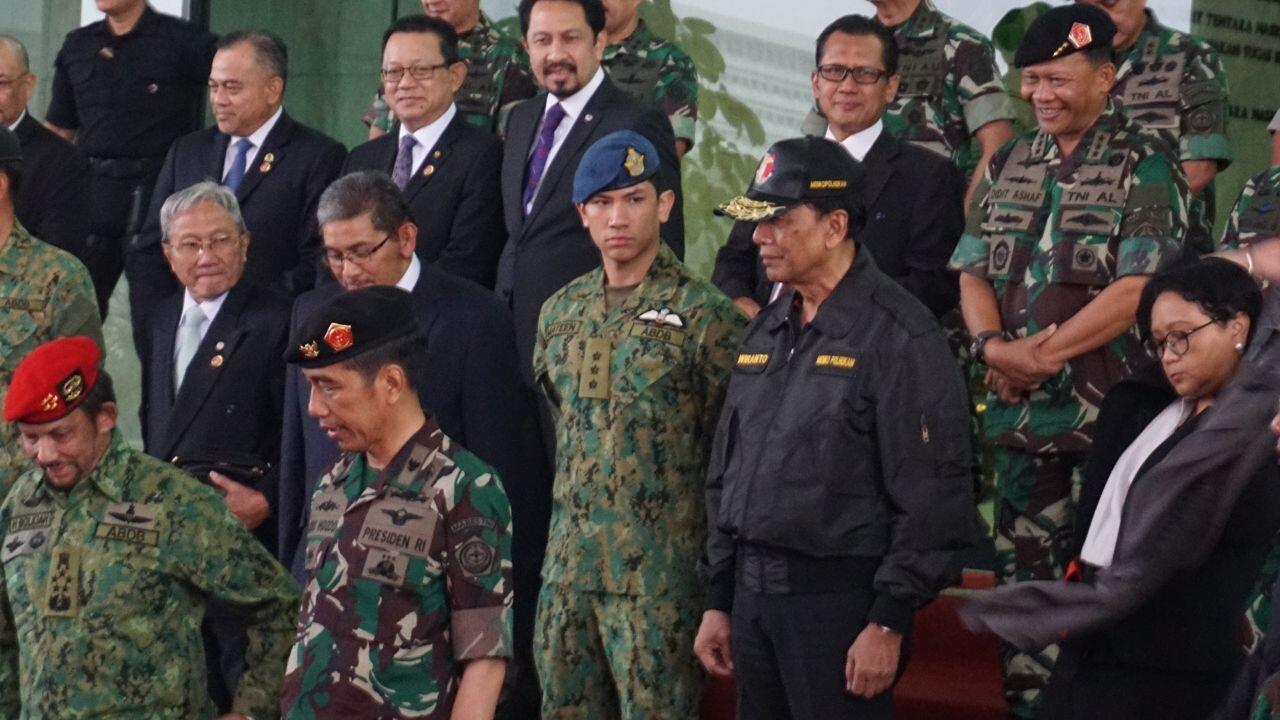 Pangeran Abdul Mateen dalam Balutan Seragam Loreng  KASKUS