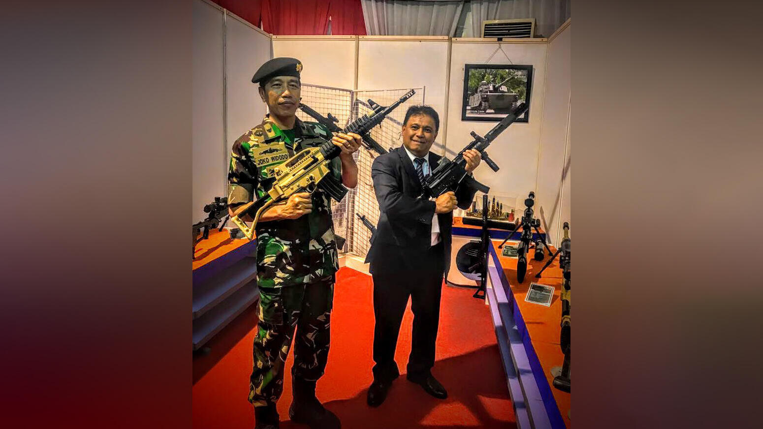 Gaya Jokowi Bak 'Rambo' Tenteng Senjata Serbu Buatan Pindad