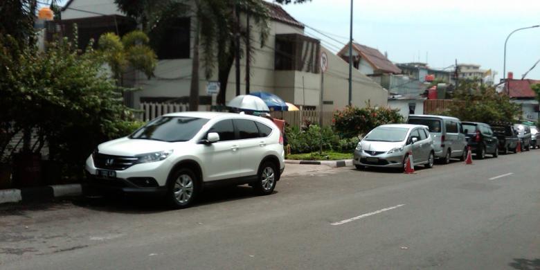 Nggak Perlu Repot Lagi Gan, Begini 5 Cara Parkir Mobil Kalau Kamu Nggak Punya Garasi