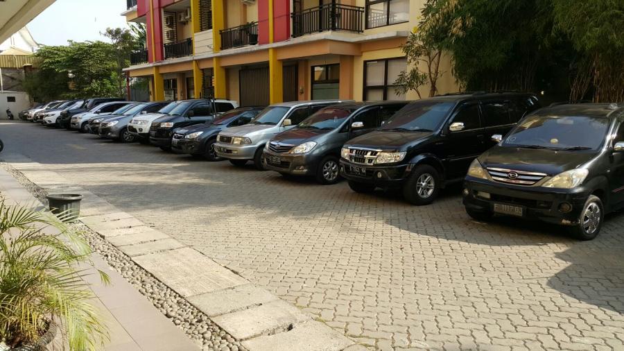 Nggak Perlu Repot Lagi Gan, Begini 5 Cara Parkir Mobil Kalau Kamu Nggak Punya Garasi