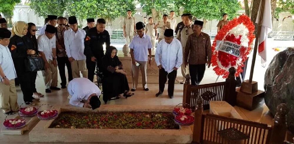 Prabowo Bersujud Di Makam Bung Karno