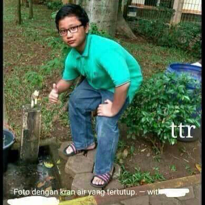 Bocah ini gaya jempol dekat benda tak penting, 10 fotonya konyol abis