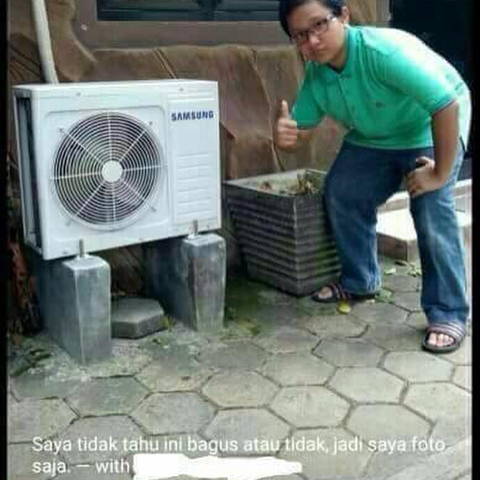 Bocah ini gaya jempol dekat benda tak penting, 10 fotonya konyol abis