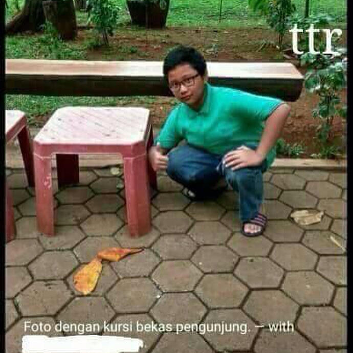 Bocah ini gaya jempol dekat benda tak penting, 10 fotonya konyol abis