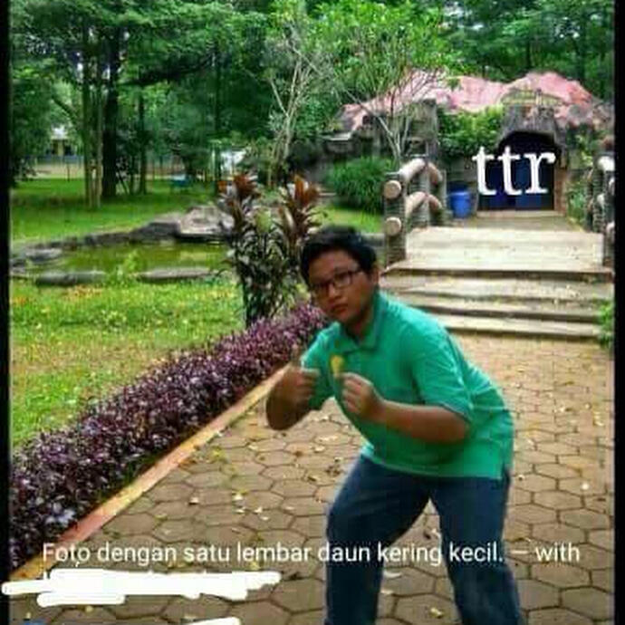 Bocah ini gaya jempol dekat benda tak penting, 10 fotonya konyol abis