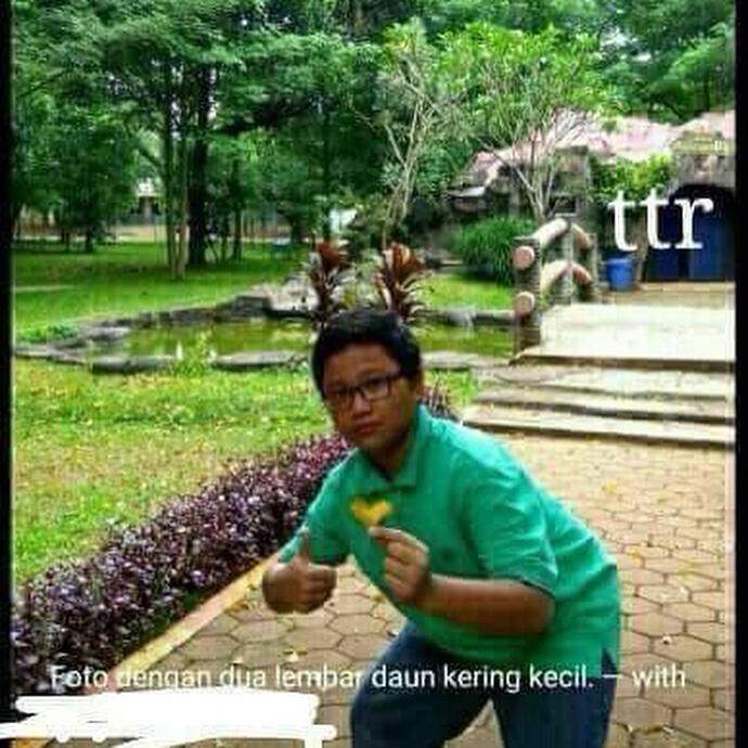 Bocah ini gaya jempol dekat benda tak penting, 10 fotonya konyol abis