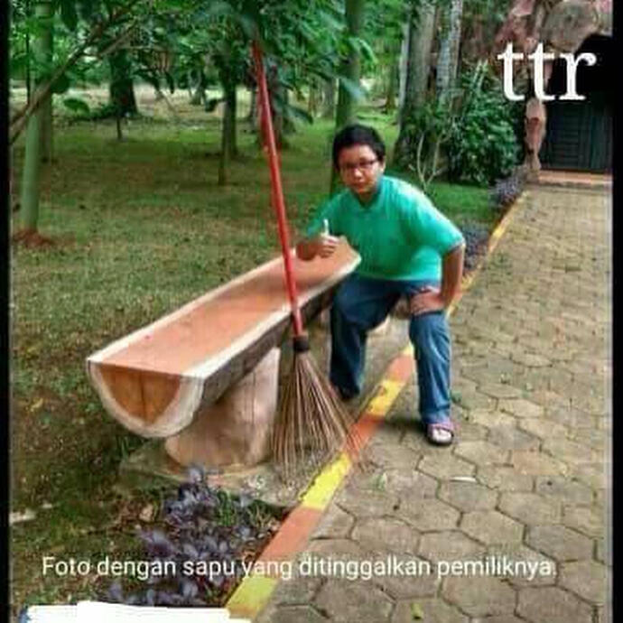 Bocah ini gaya jempol dekat benda tak penting, 10 fotonya konyol abis