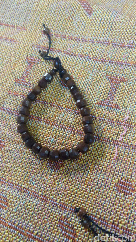 Penampakan Gelang 'Kode' Kokka yang Menjamur di Tanah Abang