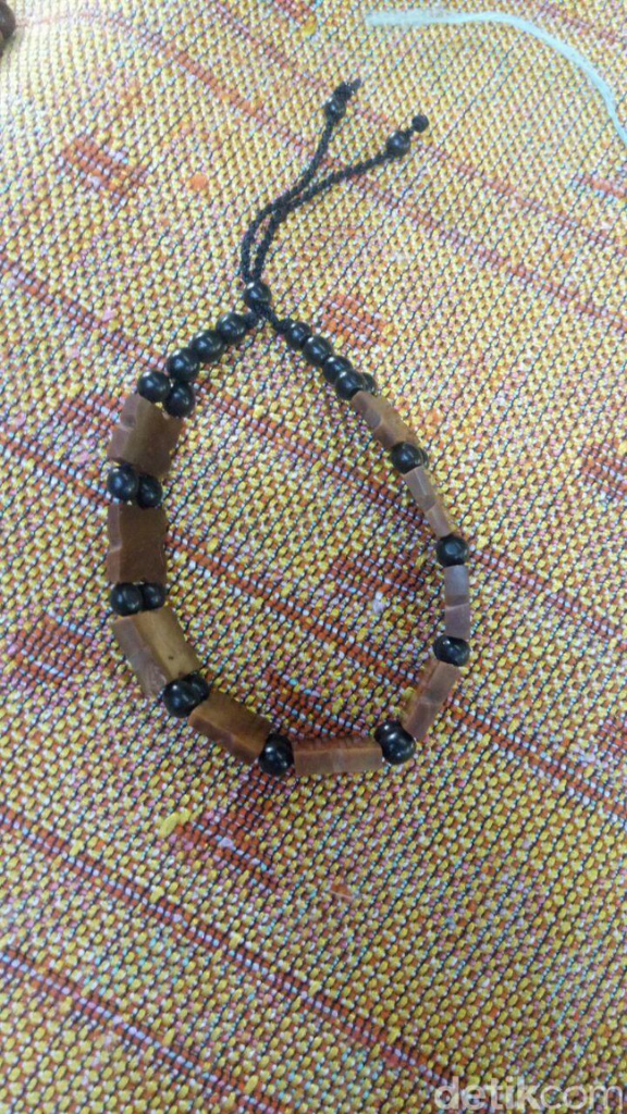 Penampakan Gelang 'Kode' Kokka yang Menjamur di Tanah Abang