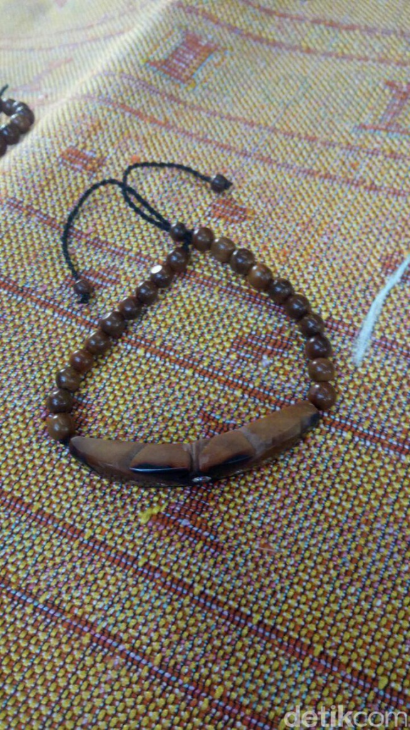 Penampakan Gelang 'Kode' Kokka yang Menjamur di Tanah Abang