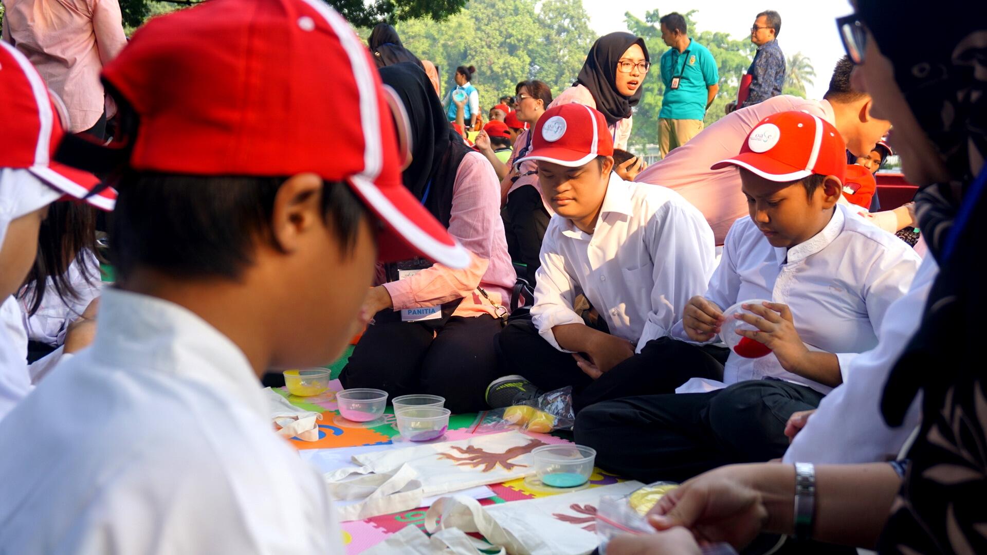 Iriana Ajak Anak Berkebutuhan Khusus Bergembira Bersama di Bogor