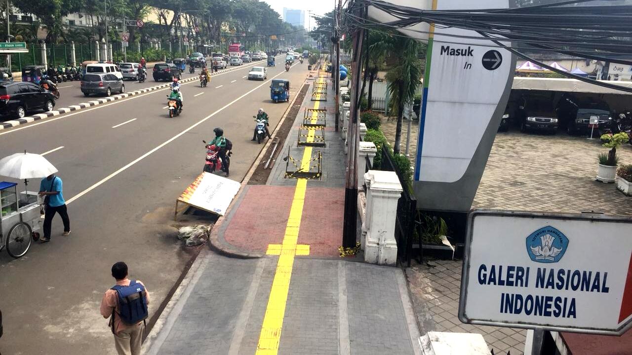 Sandi Akan Perbaiki Jalur Khusus Difabel di Gambir yang Berlubang