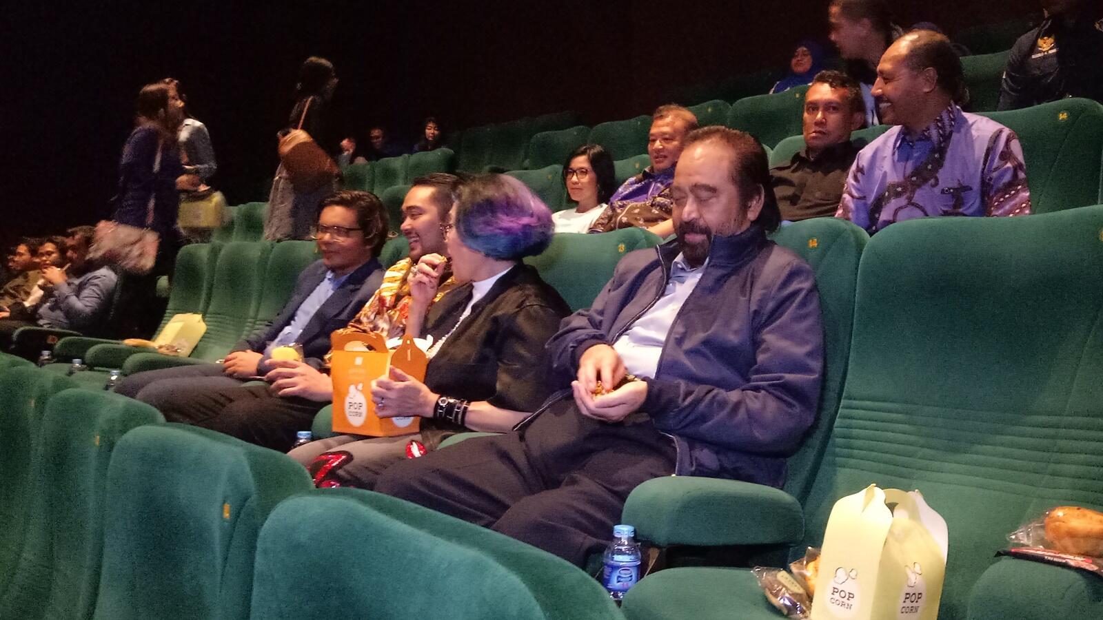 Surya Paloh Nonton Film 'Terbang' Bareng Baim Wong hingga Dion Wiyoko