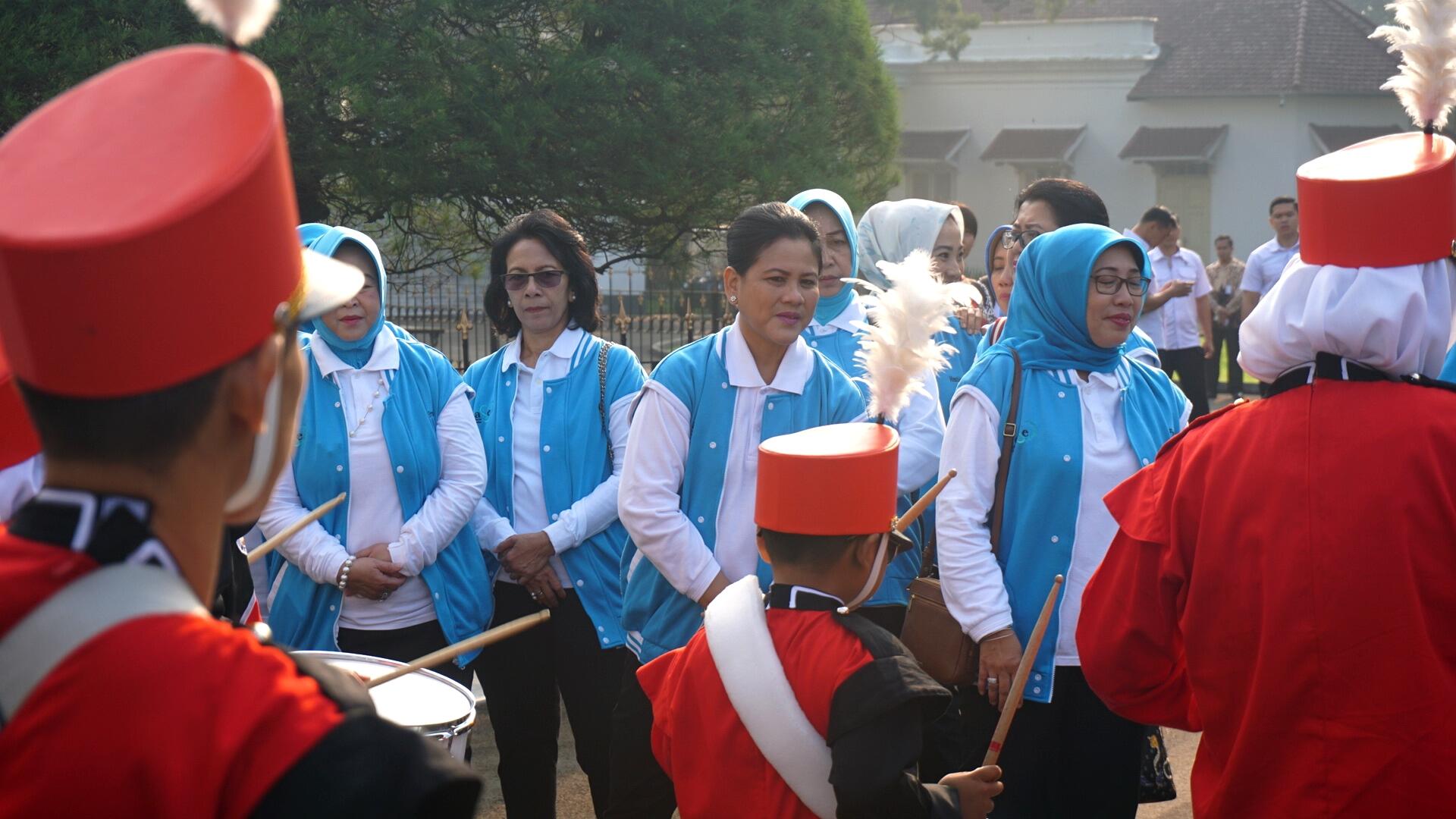 Keceriaan Iriana Bermain Hula Hoop Bersama Anak Berkebutuhan Khusus