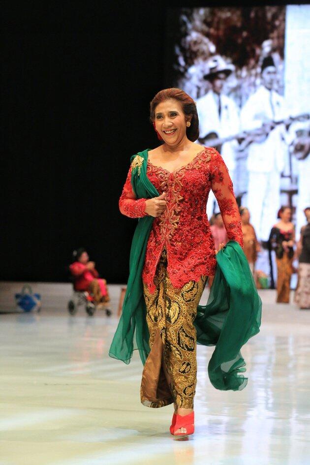INSPIRATIF !! WANITA DENGAN SATU TANGAN YANG SUKSES MEMPERTAHANKAN KARIER