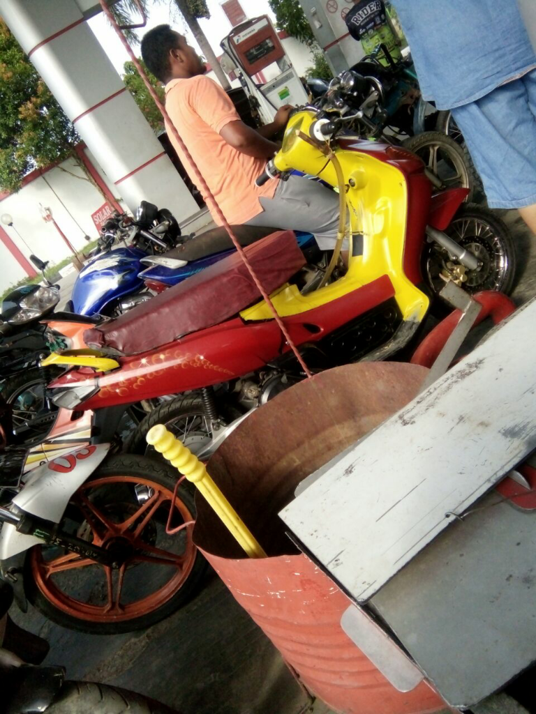 Vespa Antik Pelangsir BBM Kembali Merajalela Di Barabai Kalsel