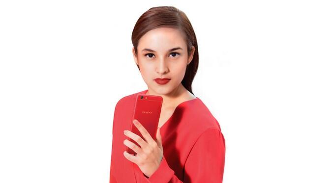 Wanita Cantik Ini Sedang Mencari Smartphone #GodaanOPPOF7