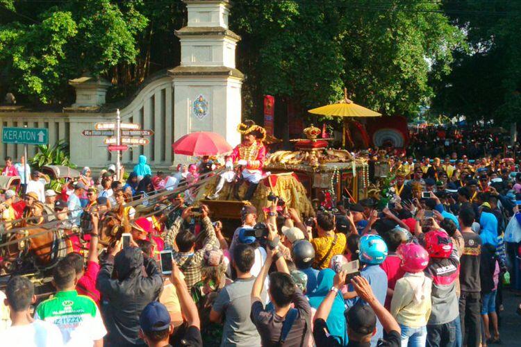 Naik Kereta Garuda Kencana, Raja Keraton Surakarta Sebar Koin ke Warga