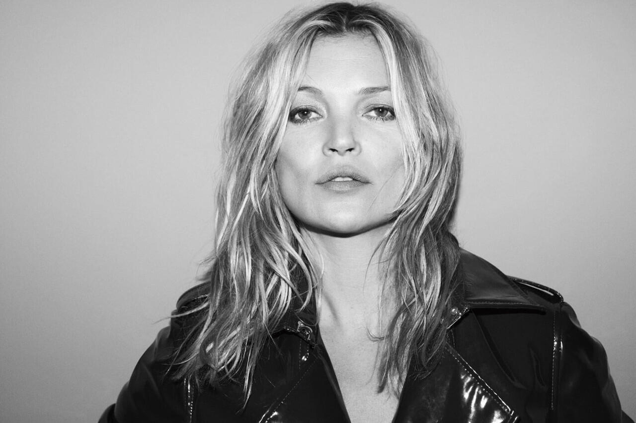 Seksi Abis!! 6 Payudara Perempuan Ini Jadi Model Gelas Coupe Wine